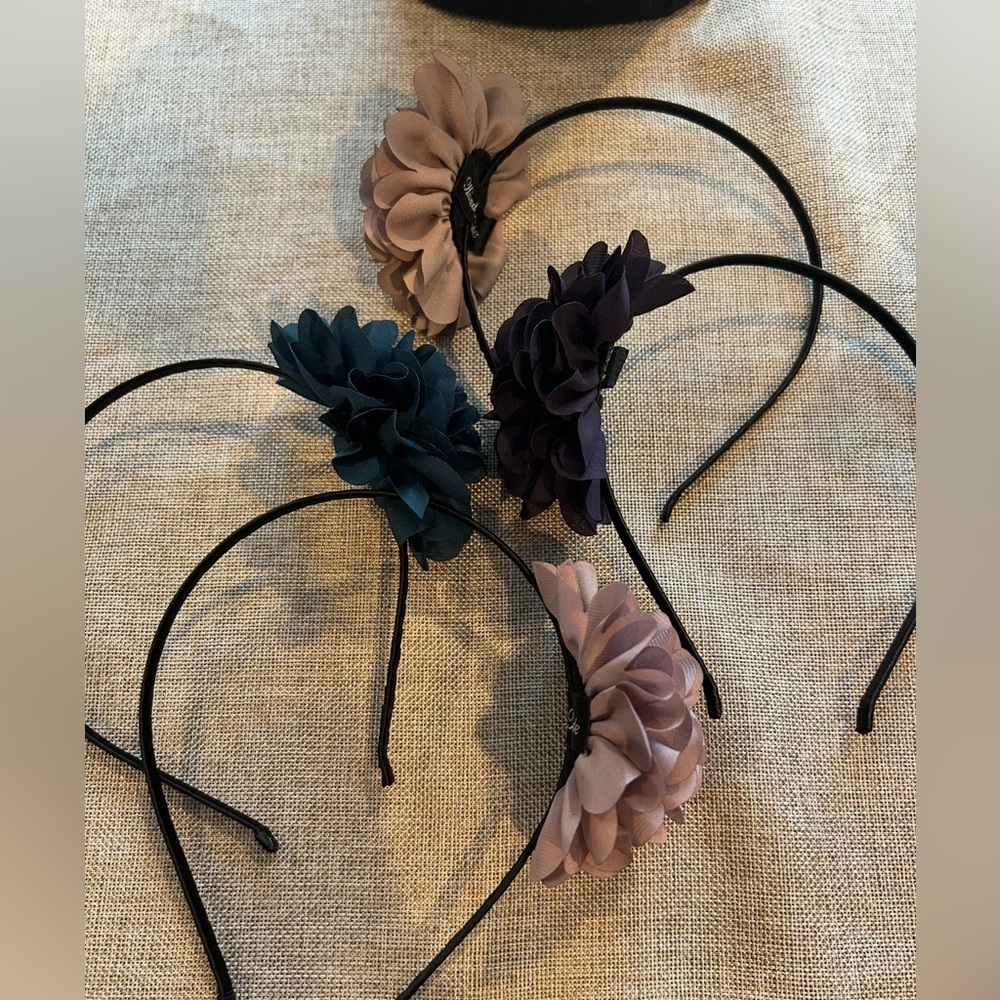 Set of 4 Silk flower headbands in four different colors - Picture 2 of 2